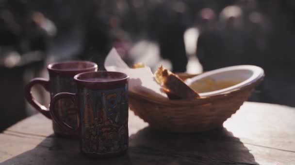 Primer plano de fondue de queso suizo con pan en un mercado de Navidad en Europa — Vídeo de stock