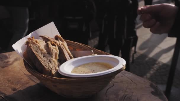 유럽의 크리스마스 마켓에서 열리는 빵 과 함께 스위스 치즈 퐁 뒤를 클로즈업 — 비디오
