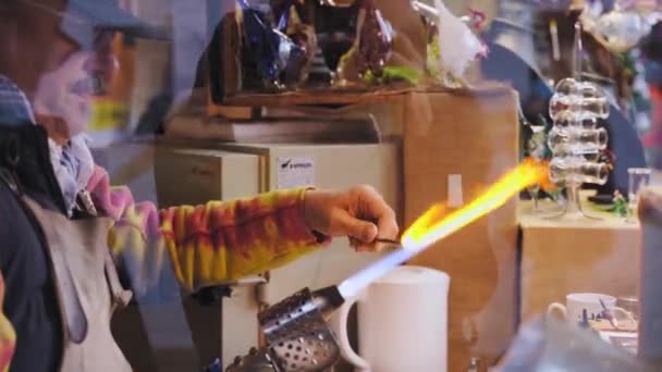 德国科隆- 2022年11月28日玻璃鼓风机以传统的方式用火焰和气体吹制玻璃。制作玻璃装饰的工匠 — 图库视频影像