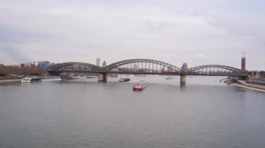 Ren nehri Köln Almanya 'da yük gemisiyle. Hohenzollern Köprüsü 
