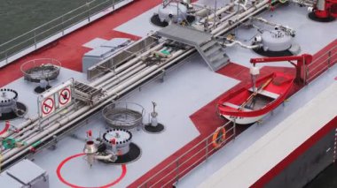 Köln, Almanya - 28 Şubat 2021 HGK petrol tankı Ren Nehri 'ne yakın