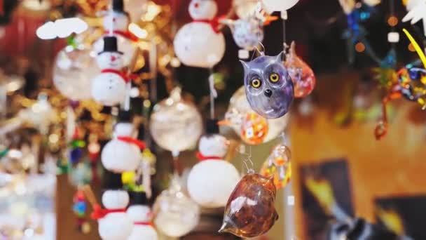 Close up de vidro decoração de Natal no mercado de Natal na Europa — Vídeo de Stock