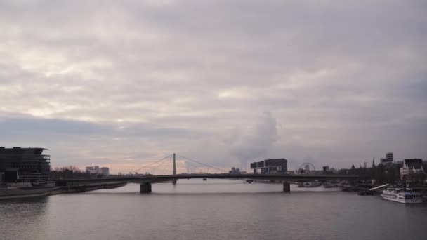 Rijn in Keulen Duitsland bij zonsondergang met prachtige lucht — Stockvideo