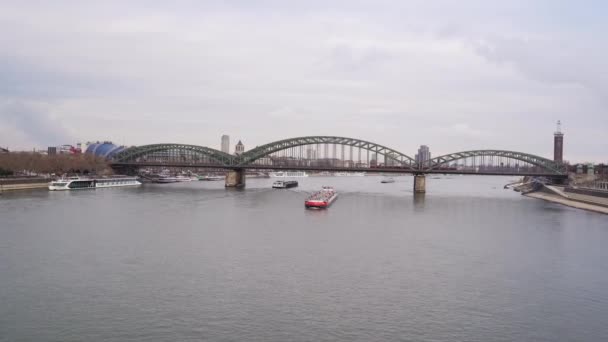 Рейн ріка в Кельні Німеччина з вантажним кораблем. Міст Гогенцоллерн — стокове відео