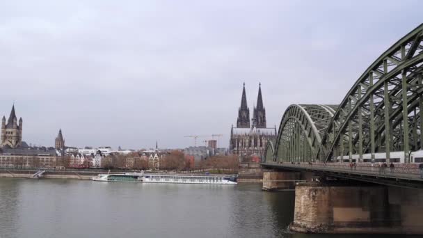 Рейн ріка в Кельні Німеччина з вантажним кораблем. Hohenzollern Bridge and Cologne Cathedral — стокове відео