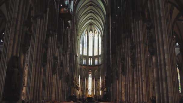 Catedral de Colonia en el interior. Antigua iglesia gótica alemana — Vídeos de Stock