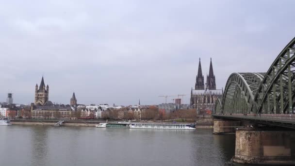 Rhin à Cologne Allemagne avec navire de fret. Pont Hohenzollern et cathédrale de Cologne — Video