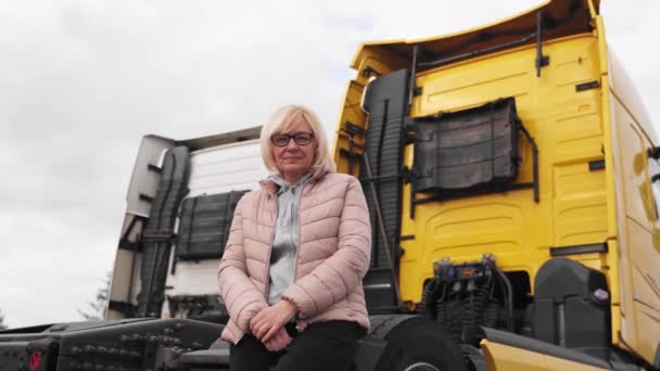 Белая женщина среднего возраста водит грузовик. работница грузового транспорта, занятость в транспортной отрасли — стоковое видео