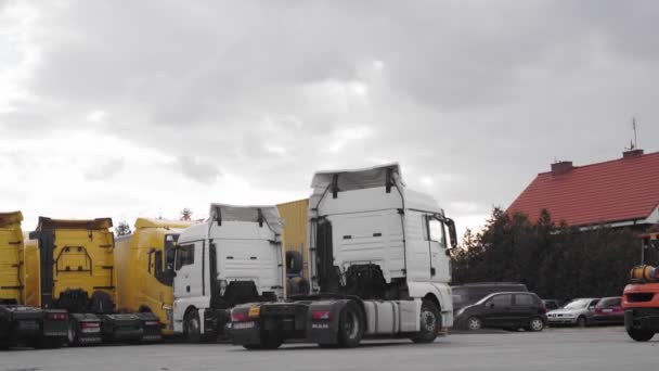 Poznan, Polsko - 10. dubna 2022 Skladiště nákladních automobilů a mechanická obsluha. Doprava v Evropě — Stock video