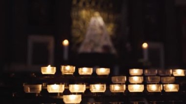 Katolik Köln katedralindeki mum ışıkları. El kamerasıyla çekilmiş bir video. Hıristiyan kilise mum ışığı. 