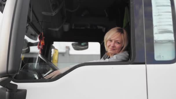 Biała kobieta w średnim wieku jeżdżąca ciężarówką. kierowca ciężarówki kobieta pracownik, przemysł transportowy zawód — Wideo stockowe