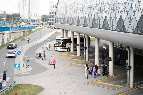 Poznan, Polonya - Avenida alışveriş merkezindeki otobüs durağı. Ukraynalı mülteciler yardım noktası 