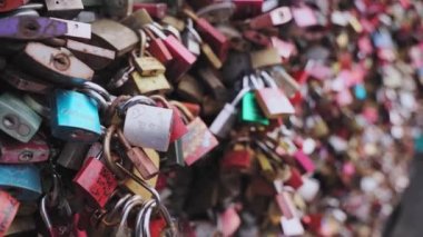 Aşk kilitleri olan bir kolonya köprüsü. Almanya romantik bir yer