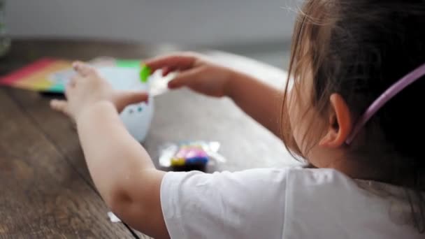 Niña preescolar caucásica haciendo manualidades con botella de plástico y pinturas. Reciclar residuos de upcycling. Estilo de vida sostenible — Vídeo de stock