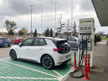 Polonya, Poznan - 23 Nisan 2022 Greenway Polska eklenti elektrikli otomobiller bir otopark şarj istasyonu. Ulaşım için alternatif enerji 