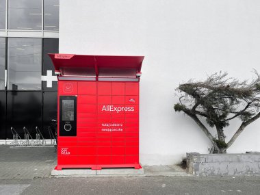 Poznan, Polonya - 23 Nisan 2022 Aliexpress otomatik otomatik teslimat dolabı paketli Çin formu.