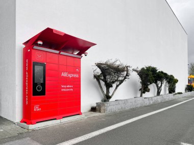 Poznan, Polonya - 23 Nisan 2022 Aliexpress otomatik otomatik teslimat dolabı paketli Çin formu.