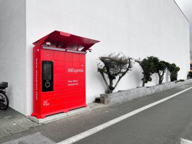 Poznan, Polonya - 23 Nisan 2022 Aliexpress otomatik otomatik teslimat dolabı paketli Çin formu.