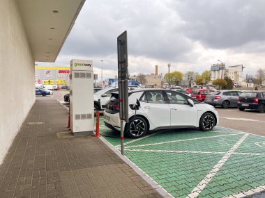Polonya, Poznan - 23 Nisan 2022 Greenway Polska eklenti elektrikli otomobiller bir otopark şarj istasyonu. Ulaşım için alternatif enerji 