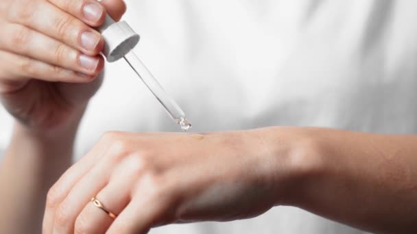 Close up of white woman hand applying oil of essential oil or serum for skin. Self care concept — Stock Video