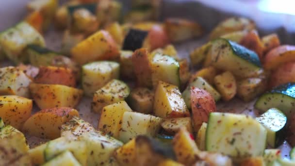 Friska livsmedel bakgrund. Mindre kött koncept. Vegetarisk mat på trä bakgrund. Baksida med grillade kryddade grönsaker. Livsstil husmanskost — Stockvideo