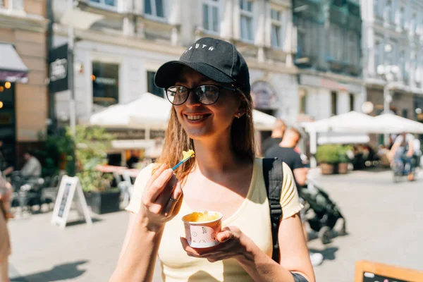 Close up of teen girl with paper cup with mango yellow sorbet ice cream on sunny summer day — Stock Photo, Image