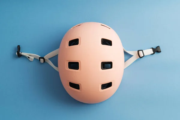 Casco rosa sobre fondo azul. Niños al aire libre actividad seguridad protección — Foto de Stock