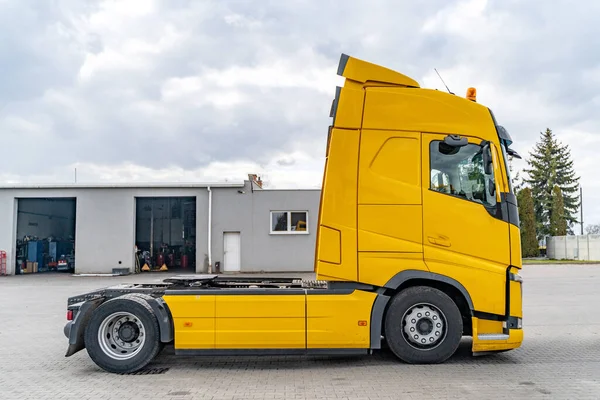 Yellow truck vehicle empty without container. Transportation industry in Europe — Stock Photo, Image