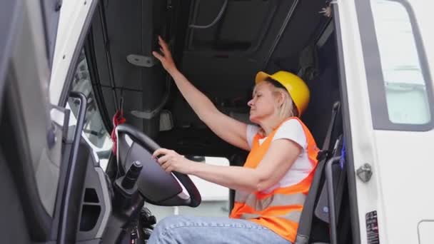 Középkorú kamionsofőr nő, kamionos foglalkozás Európában a nők számára — Stock videók