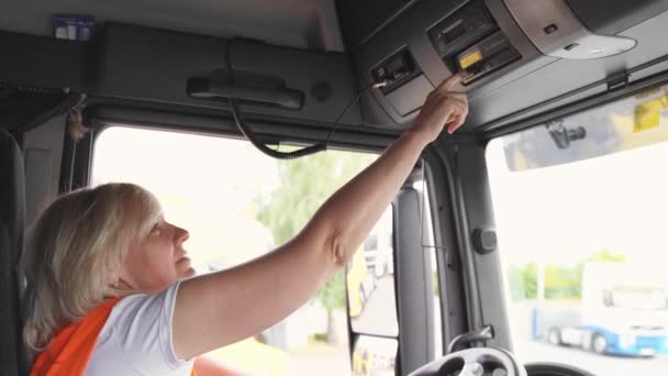 Medelålders lastbilschaufför kvinna, lastbilschaufför i Europa för kvinnor. Aktivering av färdskrivare — Stockvideo