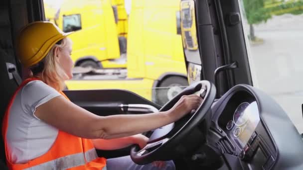 Mulher Madura Motorista Caminhão Volante Dentro Cabine Caminhão Feliz Retrato — Vídeo de Stock