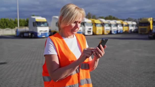 Femme Gestionnaire Camion Caucasienne Utilisant Téléphone Parking Entrepôt Contrôle Logistique — Video