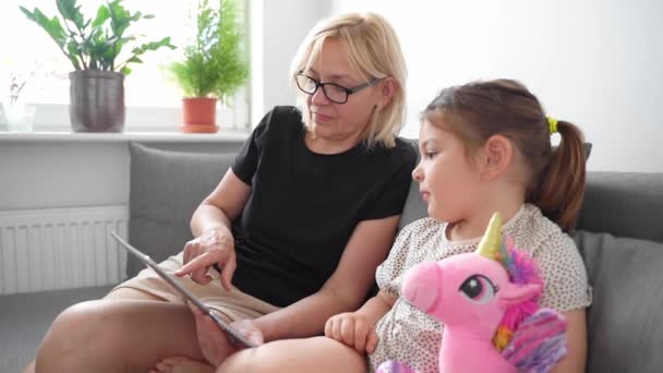 Babcia Przedszkolanka Korzystające Tabletu Razem Domu Kanapie Wspólnie Spędzony Czas — Wideo stockowe