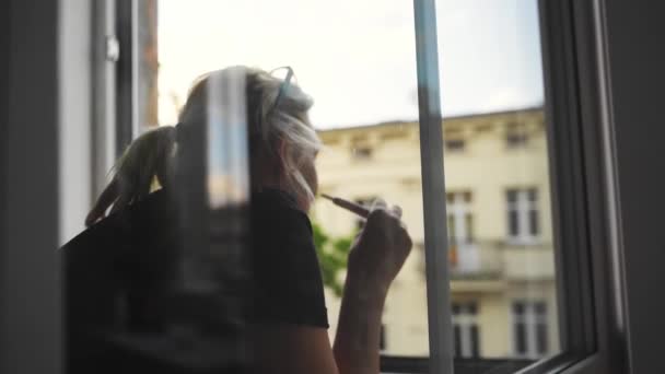 Mujer Madura Fumando Cigarrillo Electrónico Casa Cerca Ventana Fumadora Blanca — Vídeo de stock