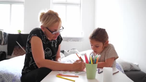 Madura Abuela Mujer Con Nieto Niña Preescolar Dibujo Juntos Casa — Vídeos de Stock