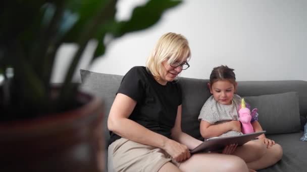 Бабуся Дошкільнята Використовують Таблетки Разом Вдома Дивані Сім Змінює Час — стокове відео