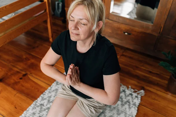 Mulher Loira Madura Meditando Casa Exercícios Ioga Estilo Vida Pessoas — Fotografia de Stock