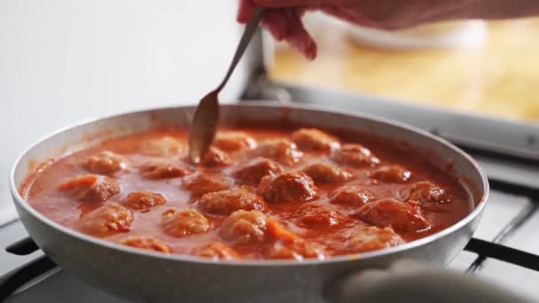 家庭で鍋で肉団子の調理プロセス 豚肉の肉料理のレシピトマトソースです 高品質4K映像 — ストック動画