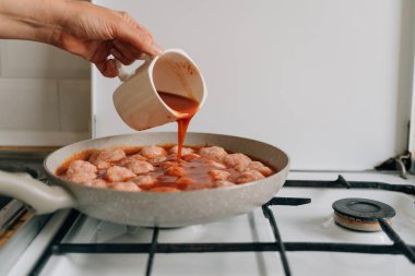 Evde bir tavada köfte pişirme işlemi. Biftek, tavuk ve domates soslu domuz eti tarifi. Yüksek kalite fotoğraf