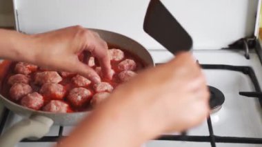 Evde bir tavada köfte pişirme işlemi. Biftek, tavuk ve domates soslu domuz eti tarifi. Yüksek kalite 4k görüntü