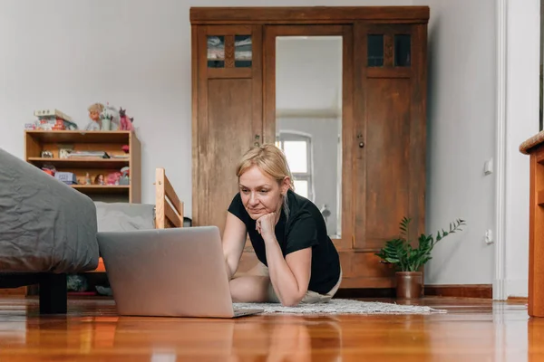 Volwassen Vrouw Thuis Doen Sport Yoga Vloer Met Laptop Online — Stockfoto