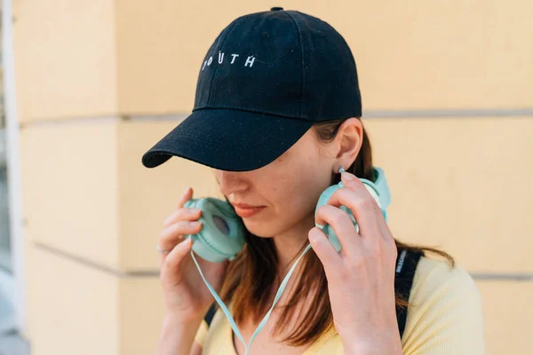 Jovem Com Fones Ouvido Hortelã Boné Preto Rua Foto Alta — Fotografia de Stock