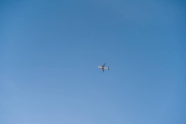 Mavi gökyüzünde uçak, uçuş jetinin en az görüntüsü. Yüksek kalite fotoğraf