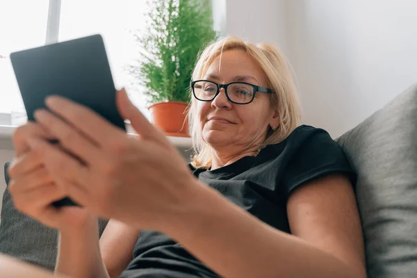 Femme Mûre Âge Moyen Qui Vend Des Livres Électroniques Maison — Photo