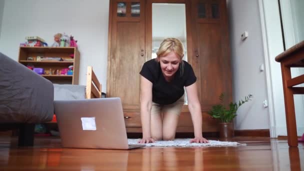 Mulher Madura Casa Fazendo Ioga Esportes Chão Com Aulas Laptop — Vídeo de Stock