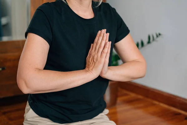 Жінка Середнього Віку Медіація Молитва Вдома Вправи Психічного Здоров Високоякісна — стокове фото