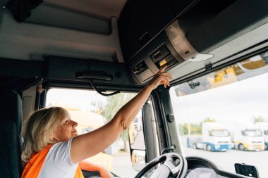 Orta yaşlı kamyon şoförü kadın, Avrupa 'da kadın kamyon şoförü. Yüksek kalite 4k görüntü