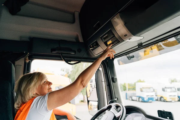 Orta yaşlı kamyon şoförü kadın, Avrupa 'da kadın kamyon şoförü. Yüksek kalite 4k görüntü