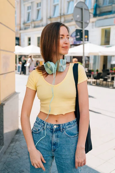 Young Woman Mint Headphones Black Cap Street High Quality Photo — Stock Photo, Image