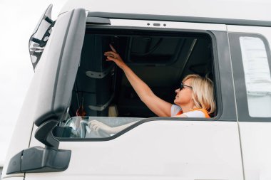 Orta yaşlı kamyon şoförü kadın, Avrupa 'da kadın kamyon şoförü. Yüksek kalite 4k görüntü